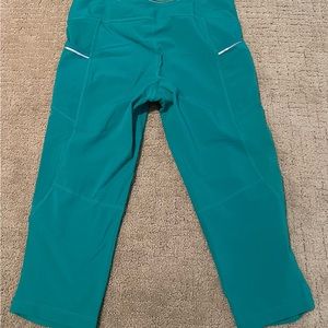 Athleta XS capri workout leggings; kelly green; worn once; side & back pockets